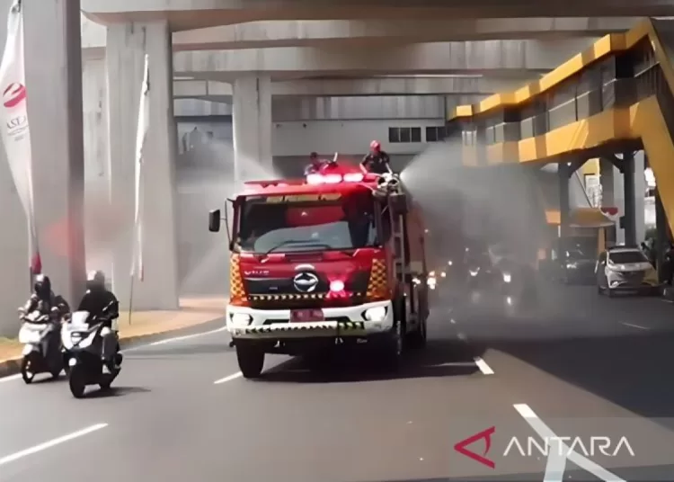 Guru Besar FKUI bicara hasil semprotkan air ke jalan demi cegah polusi