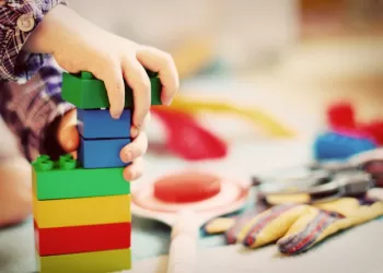 Faktor terbesar anak terlambat bicara dipengaruhi dari stimulasi