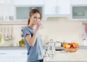 Minum setelah makan sebabkan gangguan pencernaan? Ini faktanya