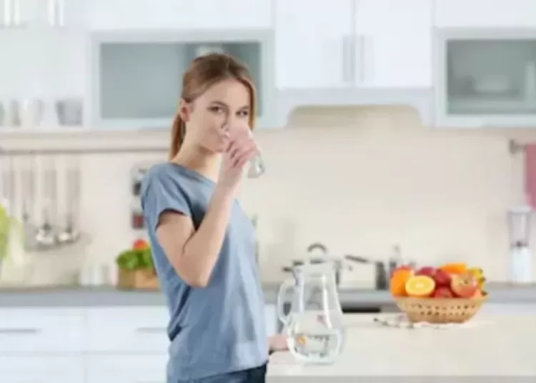 Minum setelah makan sebabkan gangguan pencernaan? Ini faktanya