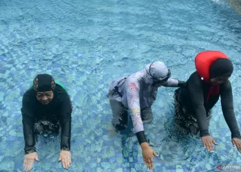 Mandi dengan membasuh kepala dulu sebabkan strok? Begini penjelasan pakar