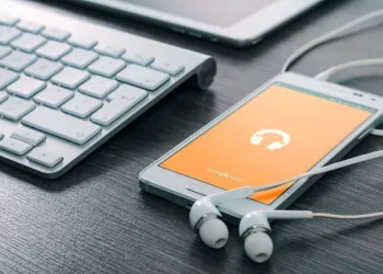 Ketahui dampak mendengar musik melalui earphone terhadap telinga