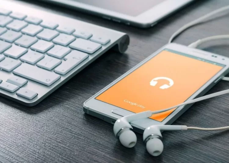 Ketahui dampak mendengar musik melalui earphone terhadap telinga