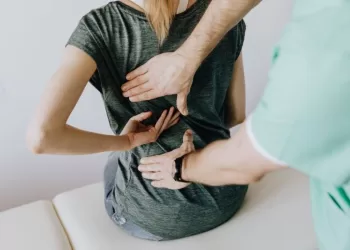 Nyeri pinggang tanda kanker ginjal atau batu ginjal sulit dibedakan