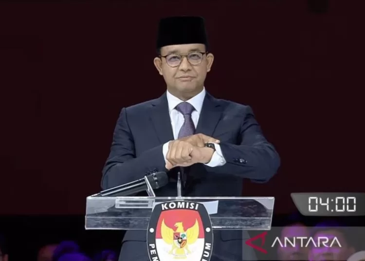 Gunakan bahasa isyarat, Anies awali sambutan di debat kelima capres