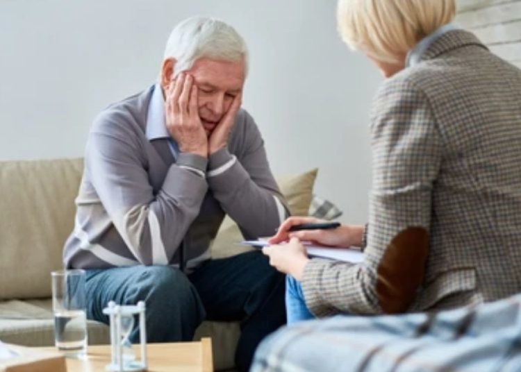 Mencegah lansia depresi karena kesepian dengan komunikasi