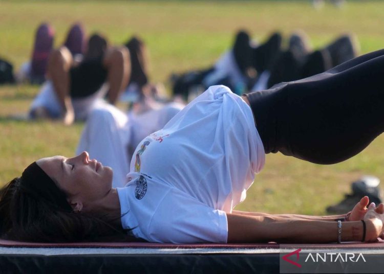 Ratusan peserta ikuti yoga massal di Bali