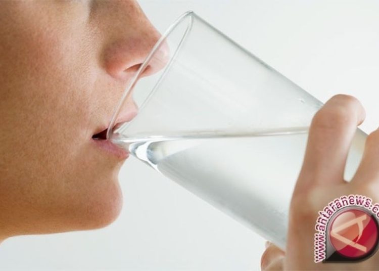 Manfaat minum air saat perut kosong