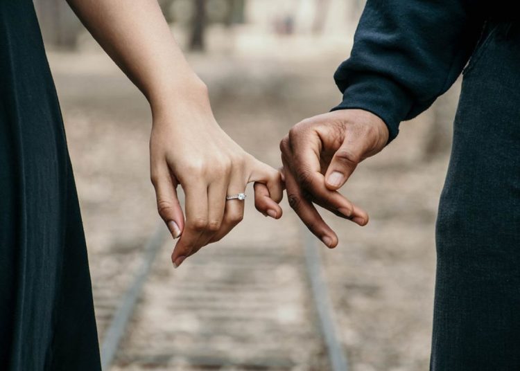 Manfaat seks bagi suami istri dan frekuensi ideal dalam sepekan