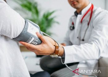 Posisi tangan yang salah sebabkan kekeliruan pembacaan tekanan darah