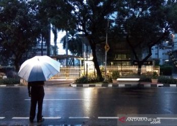 Waspadai dampak perasaan sedih yang terjadi berulang saat hujan