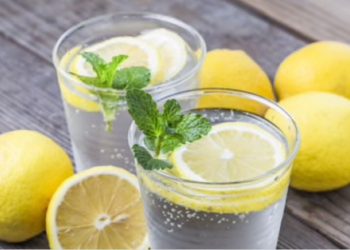 Meluruskan fakta konsumsi air lemon panas menurut ahli nutrisi 